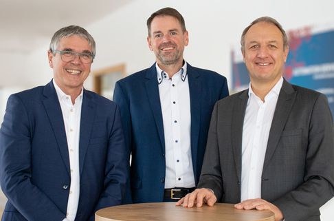 Dieter Hess e Manfred Werner, fondatori e amministratori delegati del CODESYS Group, e Hilmar Panzer, CTO.