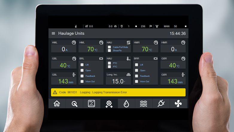 Un tablet computer mostra una visualizzazione industriale per le unità di trasporto (sistemi di trasporto). 