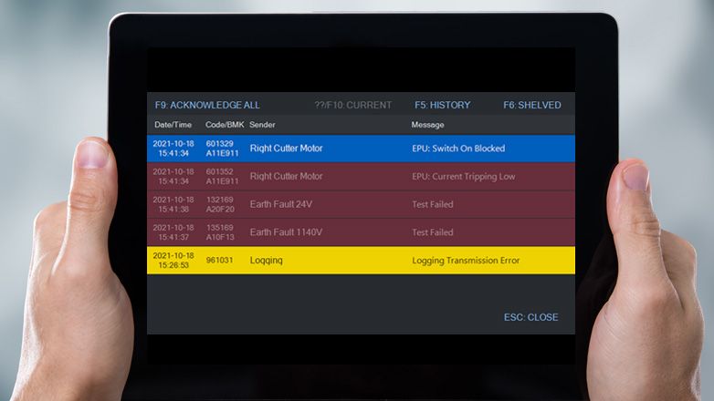 Una tavoletta mostra un display di messaggi di errore industriali con registri di avviso e di errore.